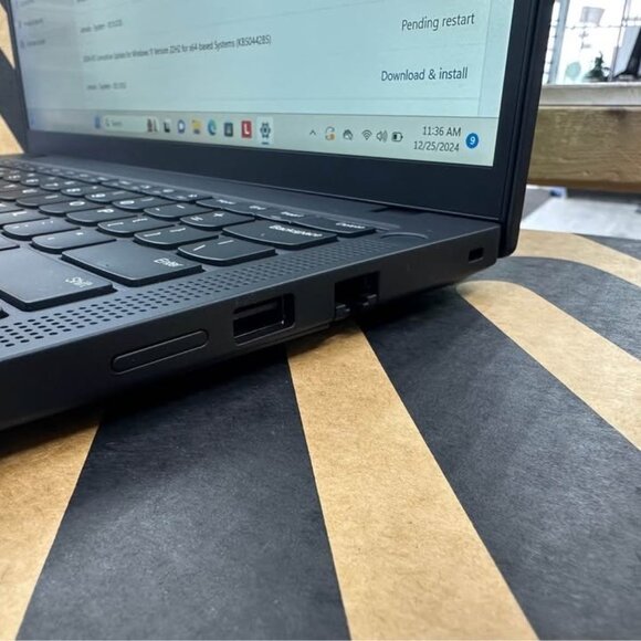 Lenovo ThinkPad T14 Gen 5 AMD Ryzen™ 7 PRO 8840U 32 GB RAM 512 GB SSD AMD Radeon - Picture 3 of 5